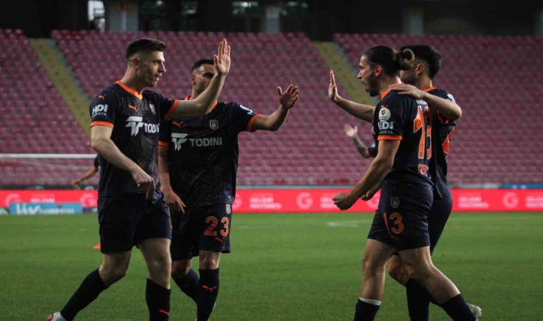 Trendyol Süper Lig: Atakaş Hatayspor: 1 - Başakşehir: 2 (İlk yarı)