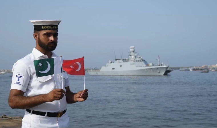 Türk savaş gemisi ”TCG BÜYÜKADA” Pakistan’da