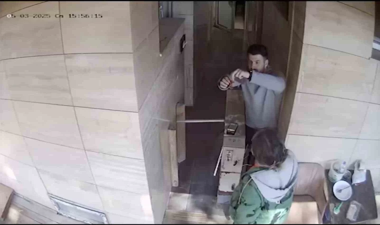 Tuvalette bulduğu altın dolu keseyi polise teslim etti