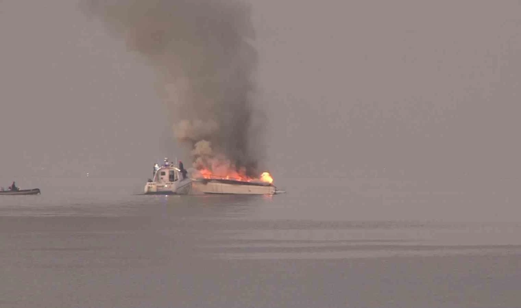 Tuzla’da tekneler alev alev yandı