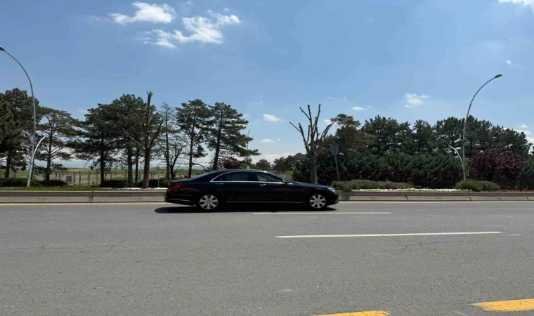 Ukrayna Devlet Başkanı Zelenskiy’i taşıyan uçak Ankara’ya indi