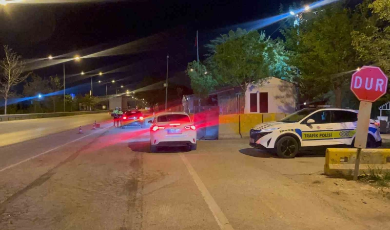 Uygulama noktasından kaçmaya çalışan aracın çarptığı polis yaralandı