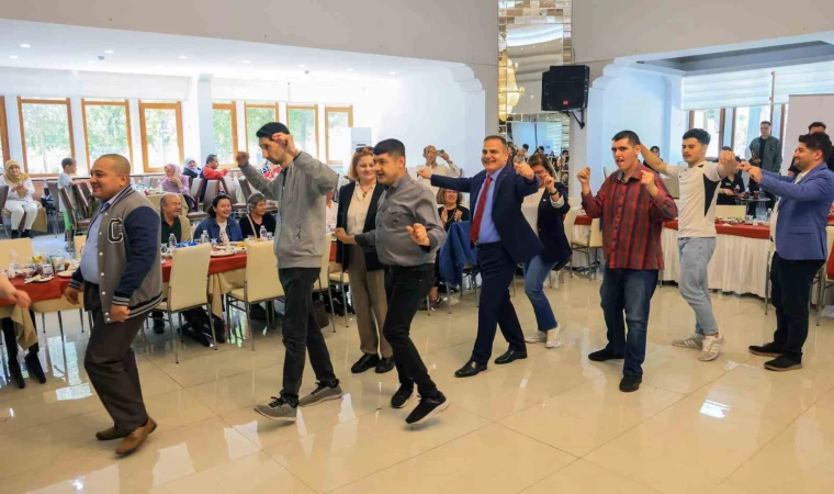 Vali Akbıyık engel tanımayan bireylerle Zeybek oynadı