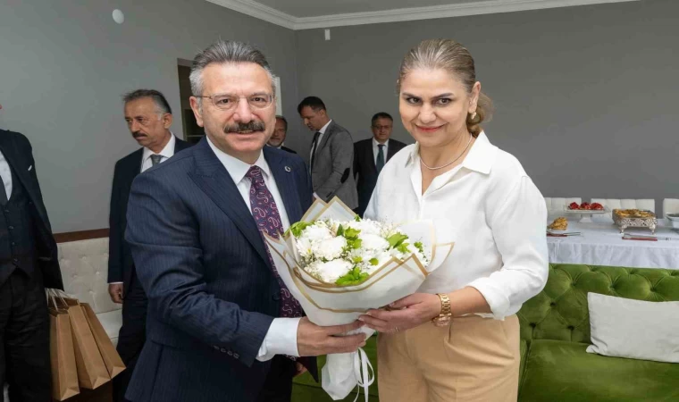 Vali Aksoy engelli birey annesi ve öğretmeni Neşe Uyguner’i ziyaret etti