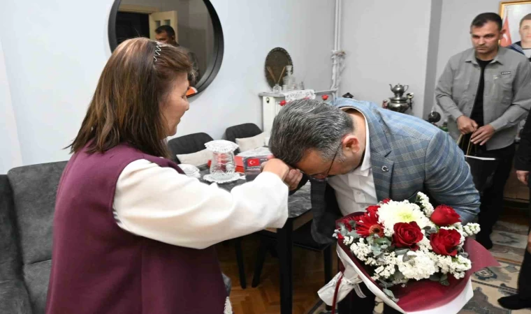 Vali Aksoy’dan şehit annesine Anneler Günü ziyareti
