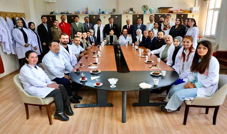 Vali Aydoğdu Gül-Celal Toraman Mesleki ve Teknik Anadolu Lisesi öğretmenleriyle bir araya geldi