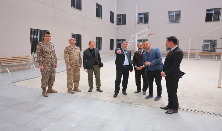 Vali Eldivan, Geri Gönderme Merkezi’nde denetimde bulundu