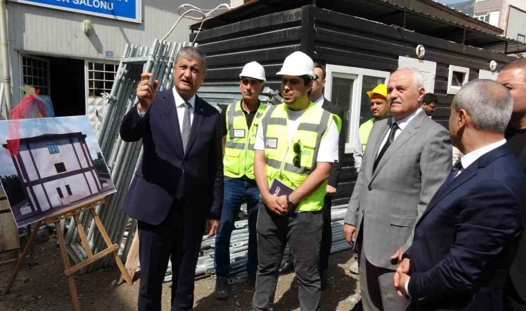 Vali Yavuz, yapımı devam eden okullarda incelemelerde bulundu