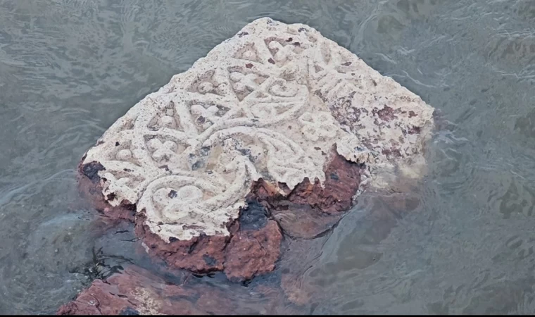 Van Gölü’ndeki tarihi mezarlar definecilerin hedefi oldu