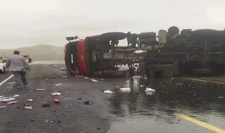 Van-Hakkari karayolunda tır devrildi: 2 yaralı