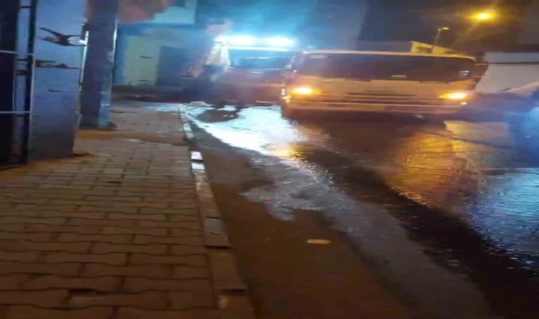 Yağmursuz günde sokaklar dere gibi aktı