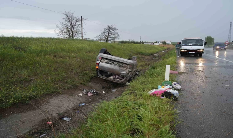 Yağmurun etkisiyle kayganlaşan yolda otomobil takla attı: 4 yaralı