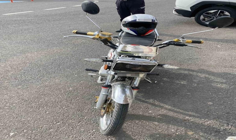 Yatarak motosiklet süren sürücünün ehliyeti iptal edildi