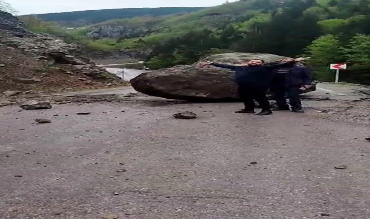 Yaylaya gidenler devasa kayanın altında kalmaktan saniyelerle kurtuldu