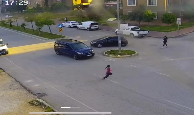 Yola fırlayan çocuğa ticari araç çarptı: Feci kaza kamerada