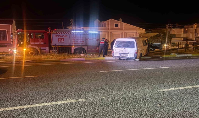 Yoldan çıkıp elektrik direğine çarpan minibüste can pazarı