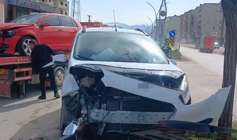 Yüksekova’da otomobille hafif ticari araç çarpıştı: 2 yaralı