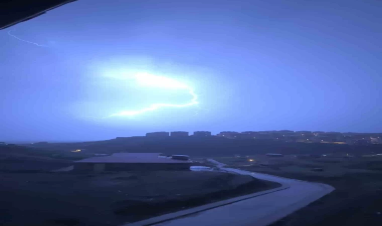 Yüksekova’da şimşekler görsel şölen sundu