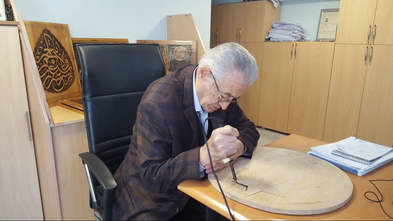 83 yaşında atıl ahşapları naht sanatıyla nakış gibi işliyor