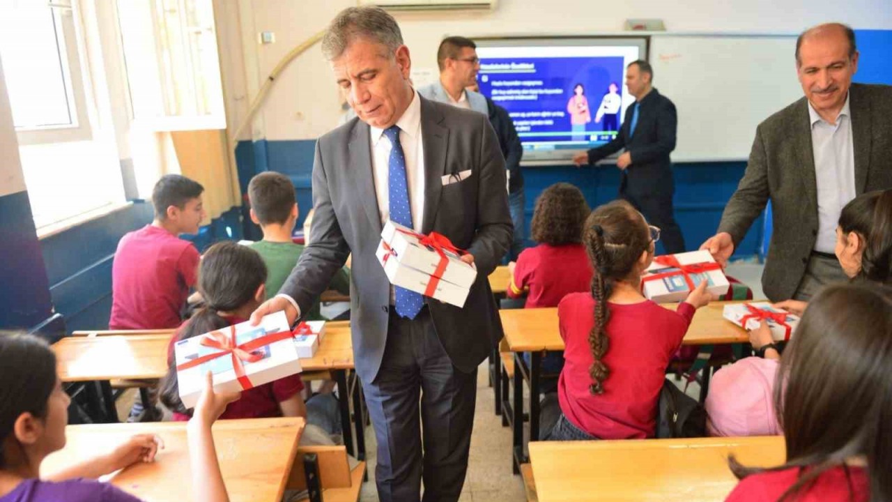Adana’da depremzede öğrencilere tablet dağıtıldı