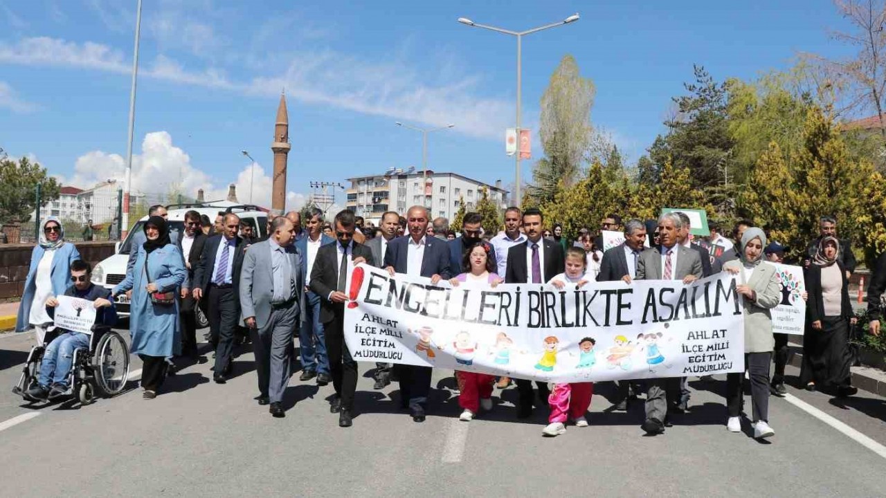 Ahlat’ta engelliler için farkındalık yürüyüşü yapıldı