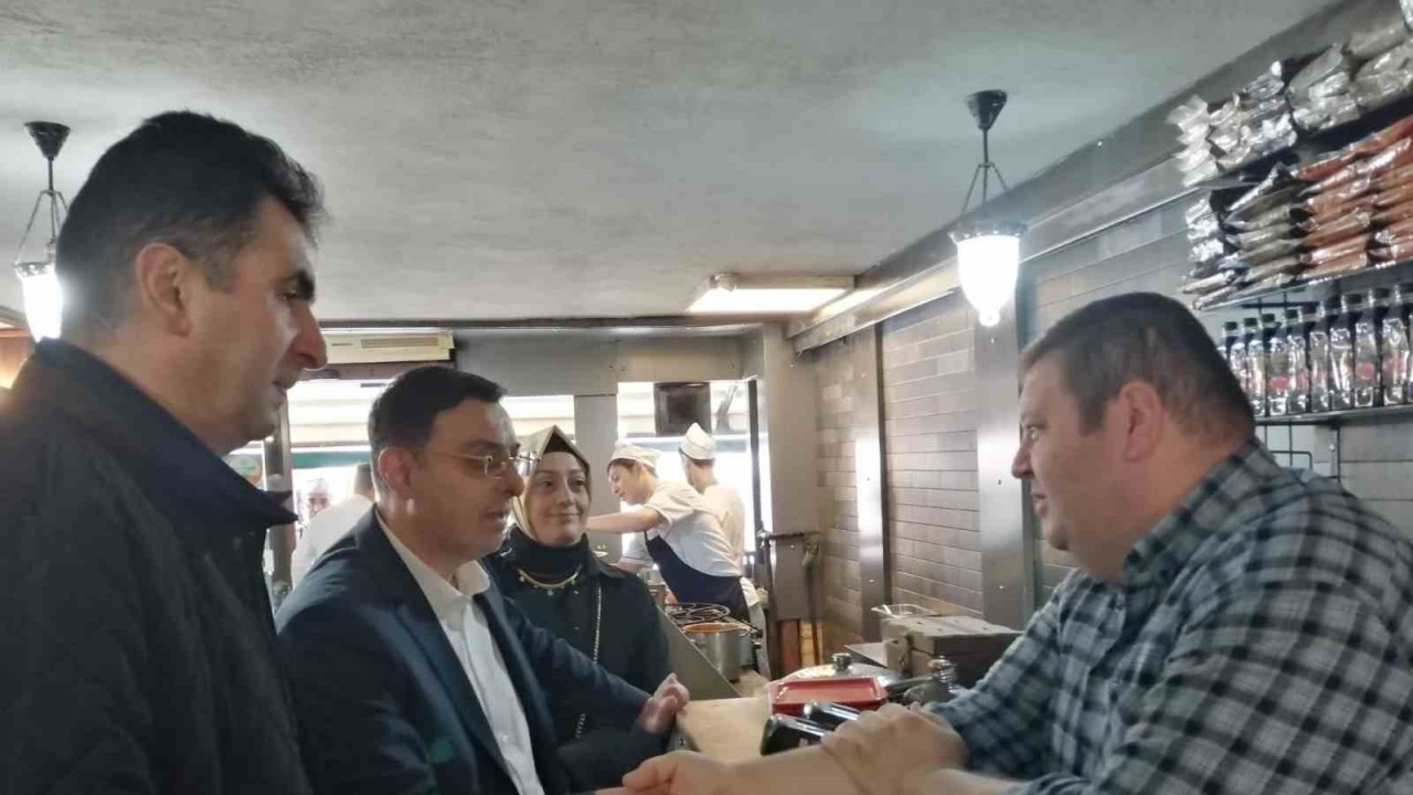 AK Parti Milletvekili adayı Serkan Bayram, Kadıköy esnafını ziyaret etti