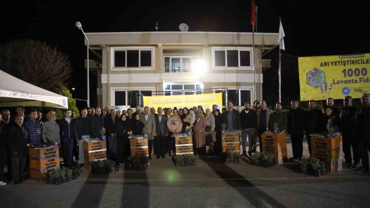 Akyurt’ta çiftçilere arılı kovan dağıtıldı