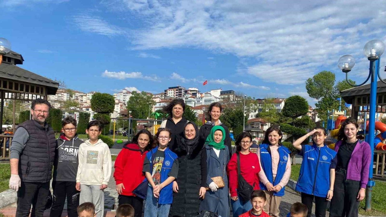 Alaplı Gençlik Merkez öğrencileri sahil kıyısında çevre temizliği yaptı