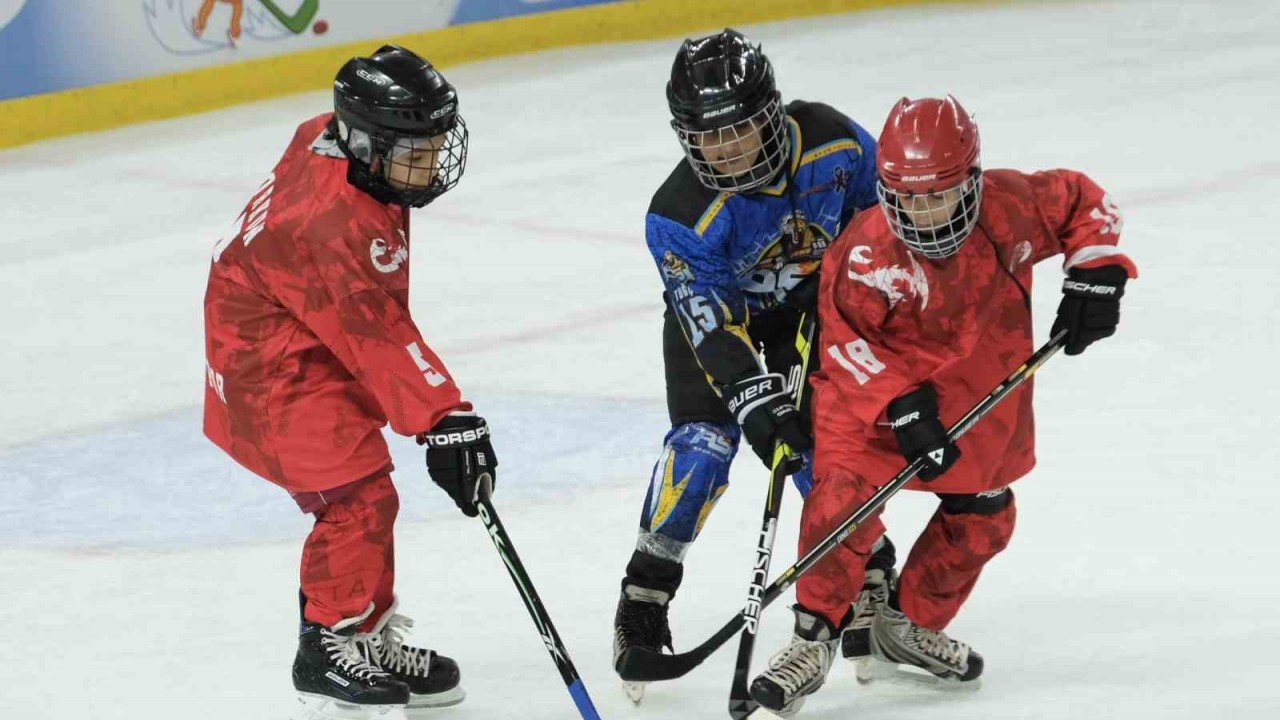 Antalyaspor Buz Hokeyi Takımı, piste çıktı