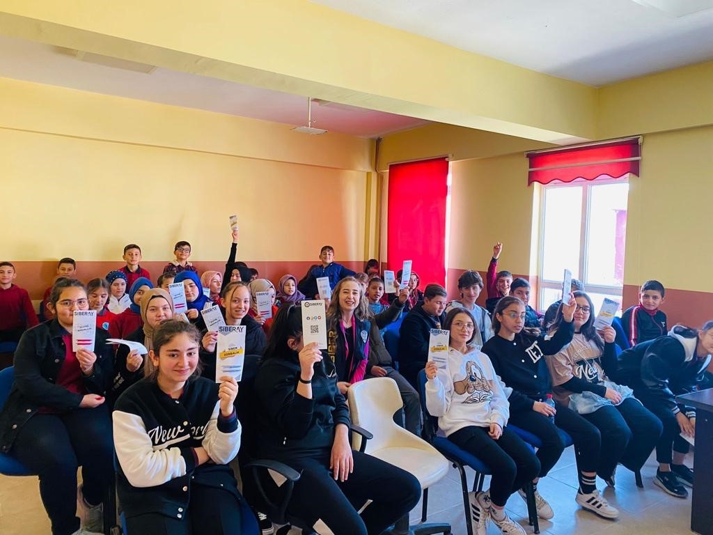 Aslanapa’da 250 öğrenciye güvenli ve bilinçli internet kullanımı eğitimi