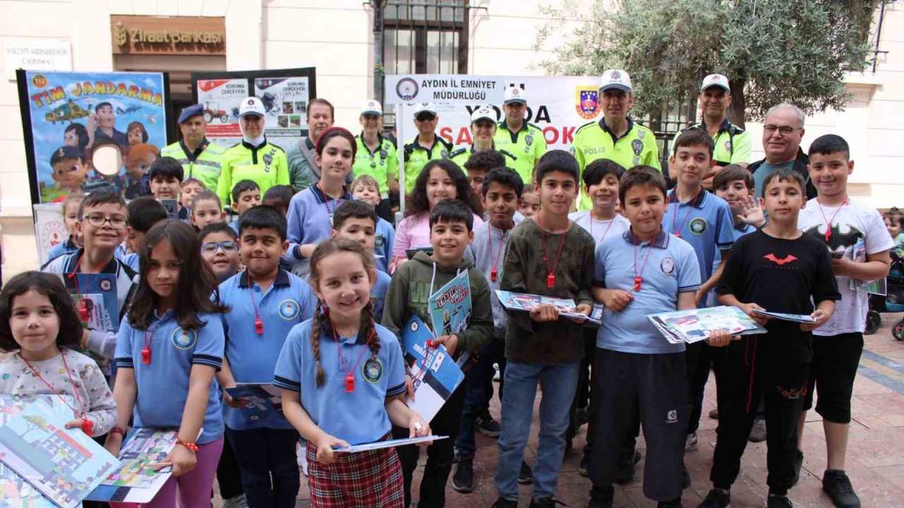 Aydın’da jandarma ve trafik ekipleri, vatandaşları bilgilendirdi