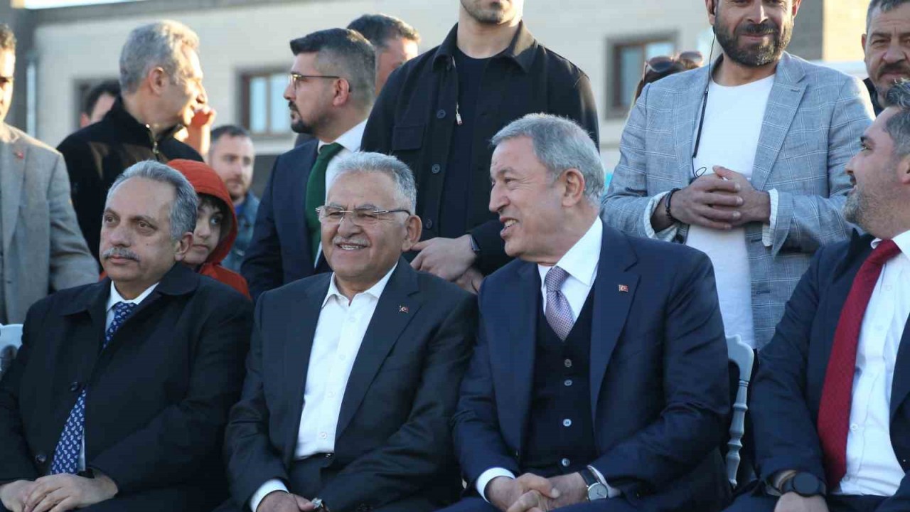 Bakan Akar’dan gençlerle keyifli buluşma