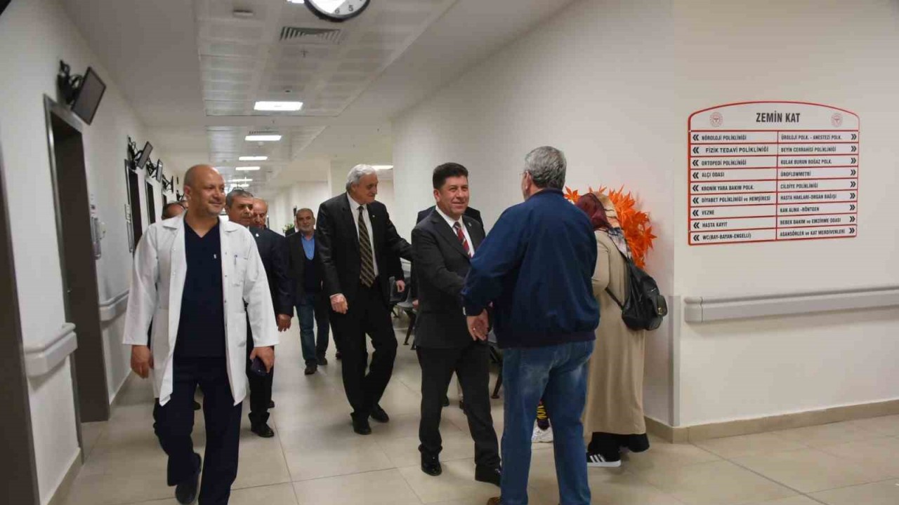 Başkan Bakkalcıoğlu, hastanede yatan hastaları ziyaret etti