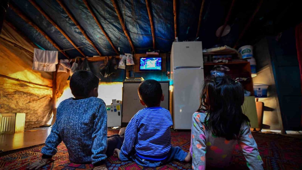 Başpınar ailesinin çadırı, Büyükşehir’in güneş paneli ile aydınlatıldı