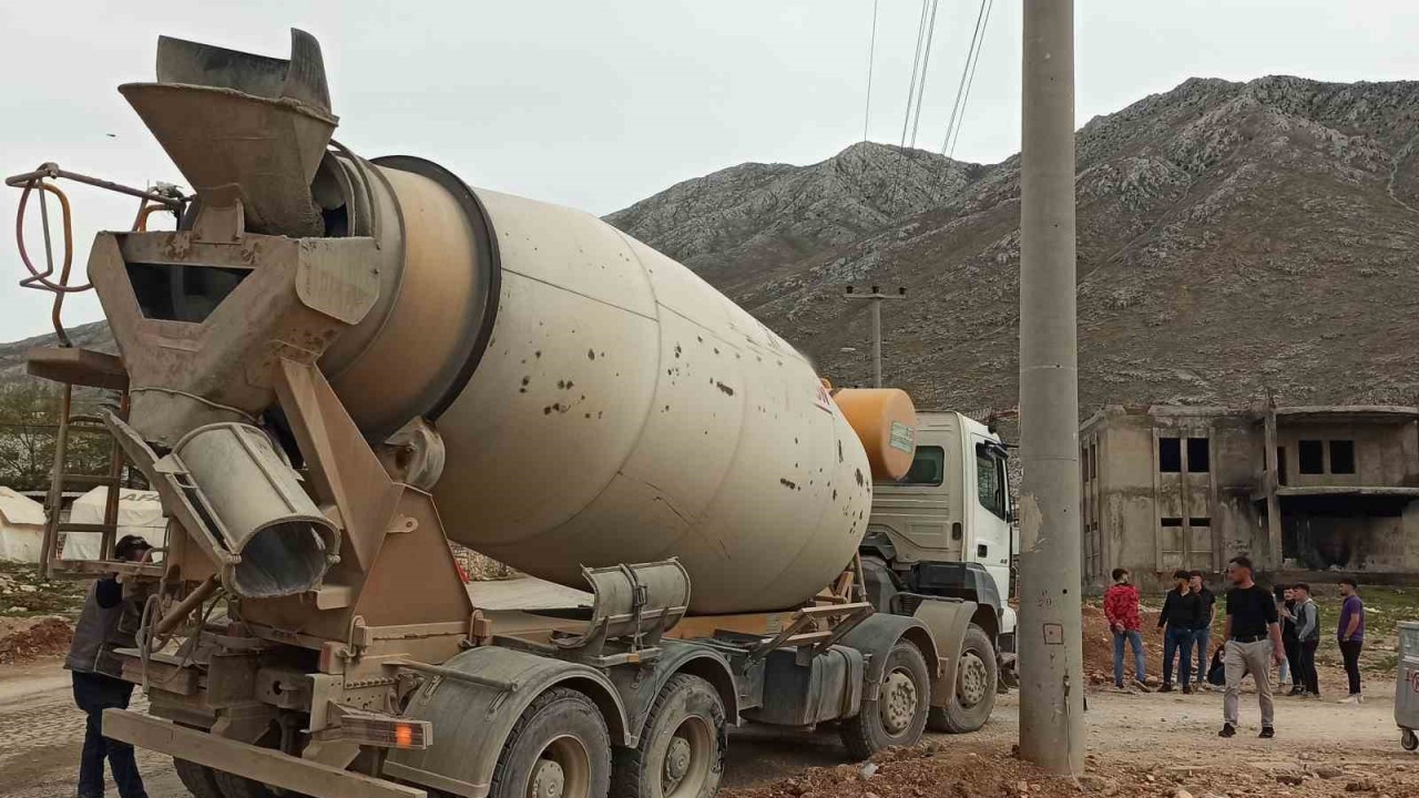 Beton mikserinin altında kaldı