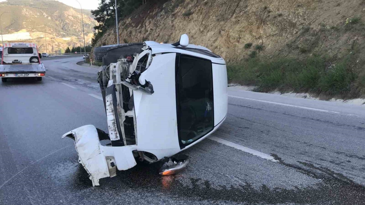 Bilecik’te devrilen otomobilde bulunan 2 kişi yaralandı