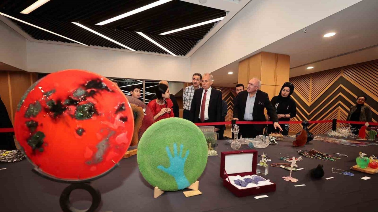 Cam eserlerin geliri depremzedelere bağışlandı