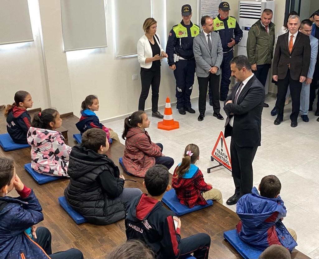 Çanakkale’de depremzede çocuklar trafik kuralları konusunda bilgilendirildi