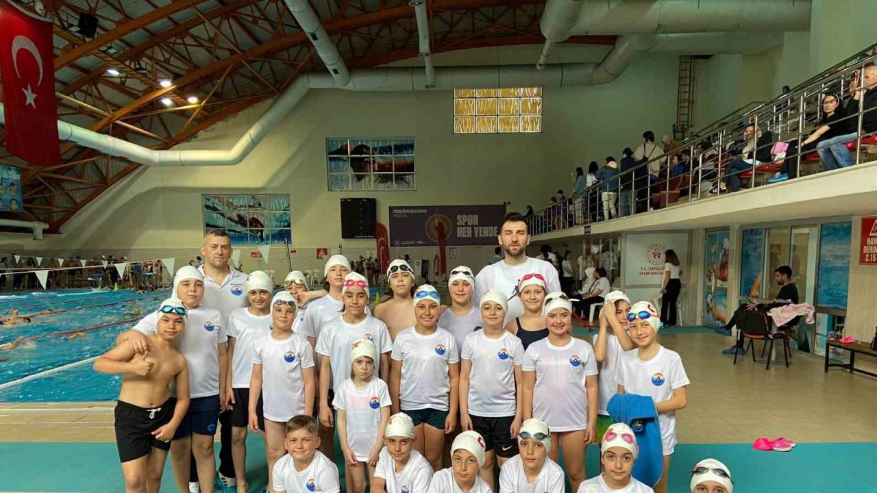 Çaycuma yüzme yarışmasında ödül yağmuruna tutuldu