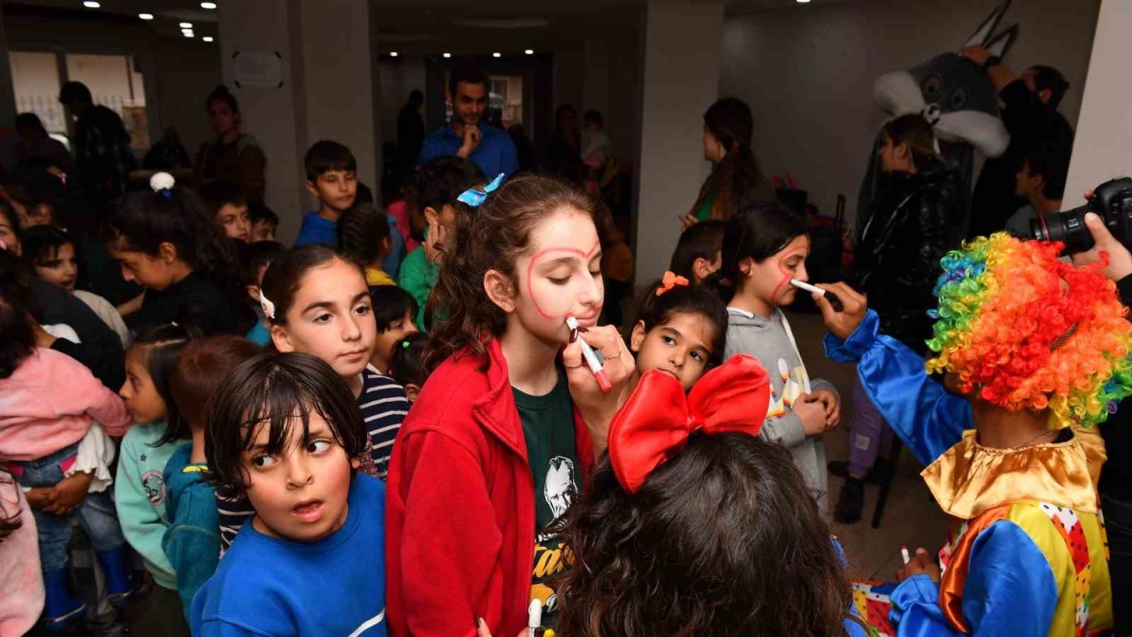 Depremzede çocuklar oyunlar oynayarak stres atıyor