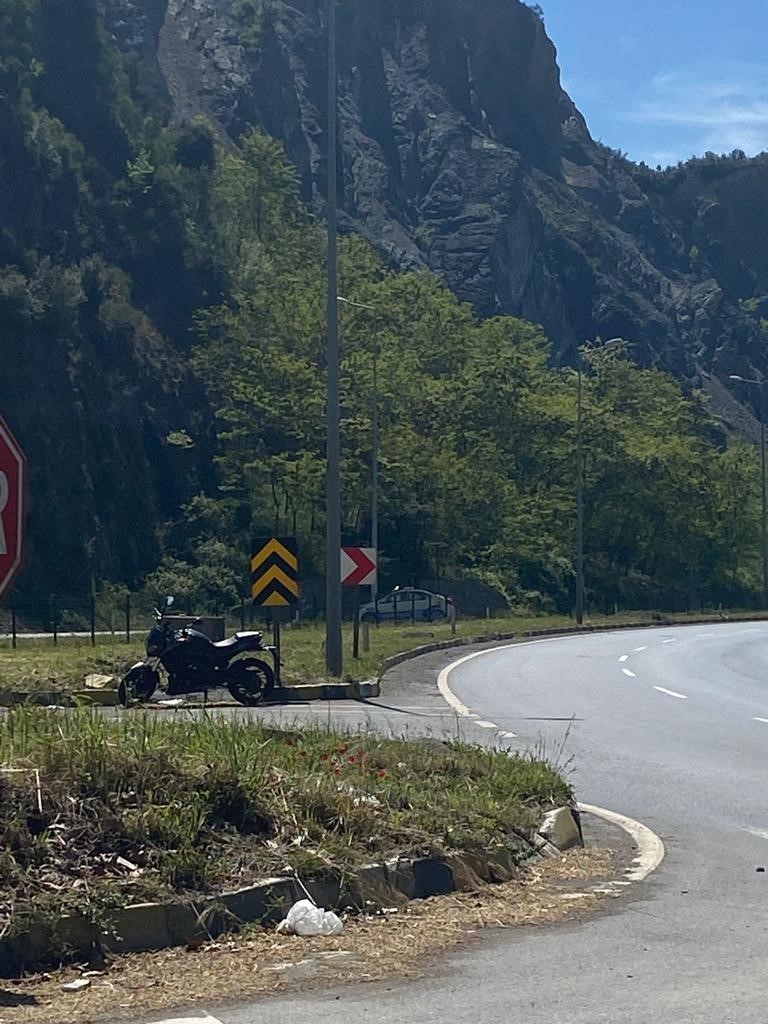 Direksiyon hakimiyetini kaybeden motosiklet sürücü yaralandı