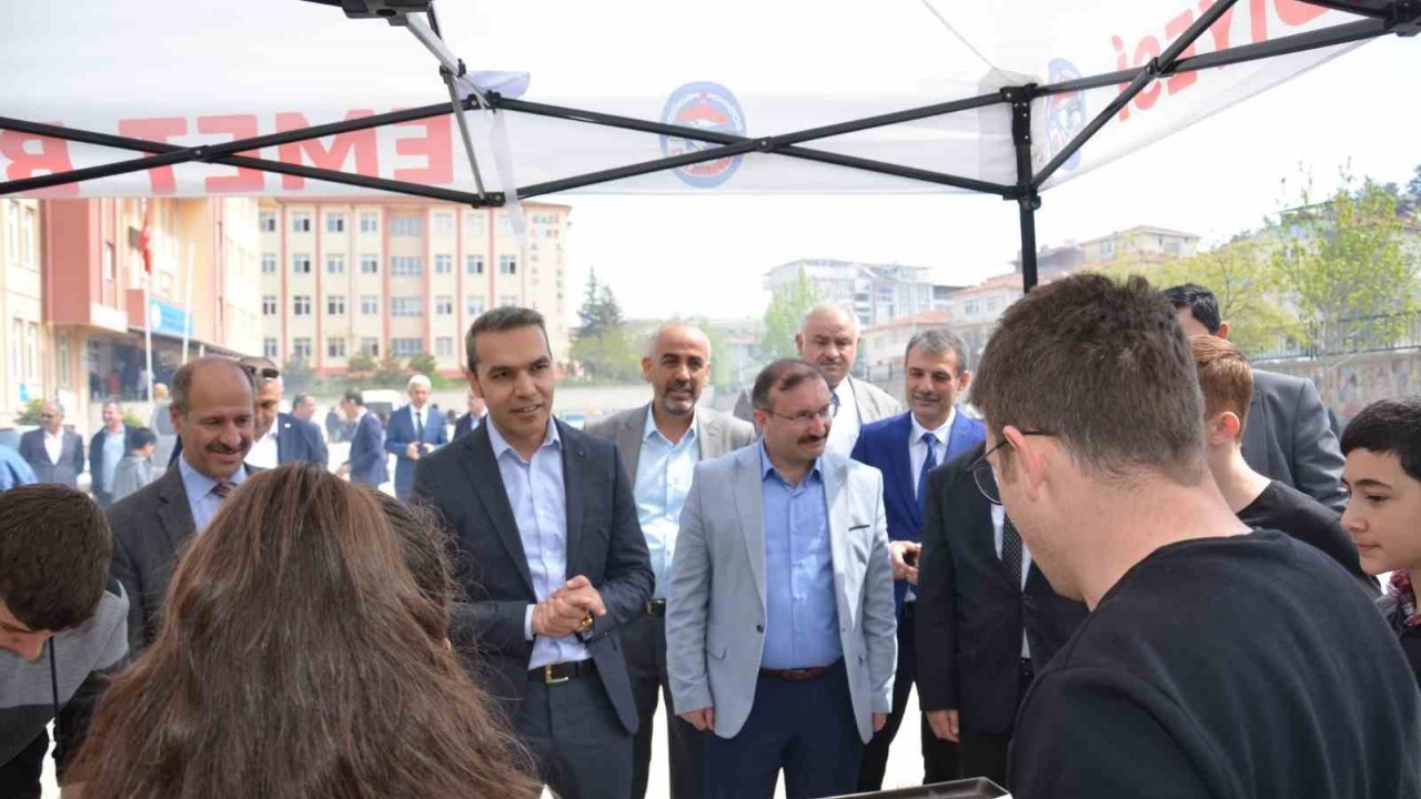 Emet Ashaboğlu Ortaokulu’nda deprem bölgesi için hayır çarşısı