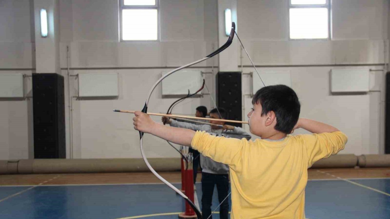Erzincan’da minik ‘okçular’ yetişiyor