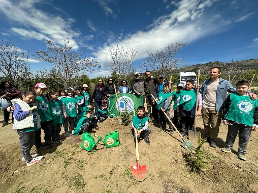 Eskişehir Eko-Okullar’dan şenlik havasında fidan dikim etkinliği