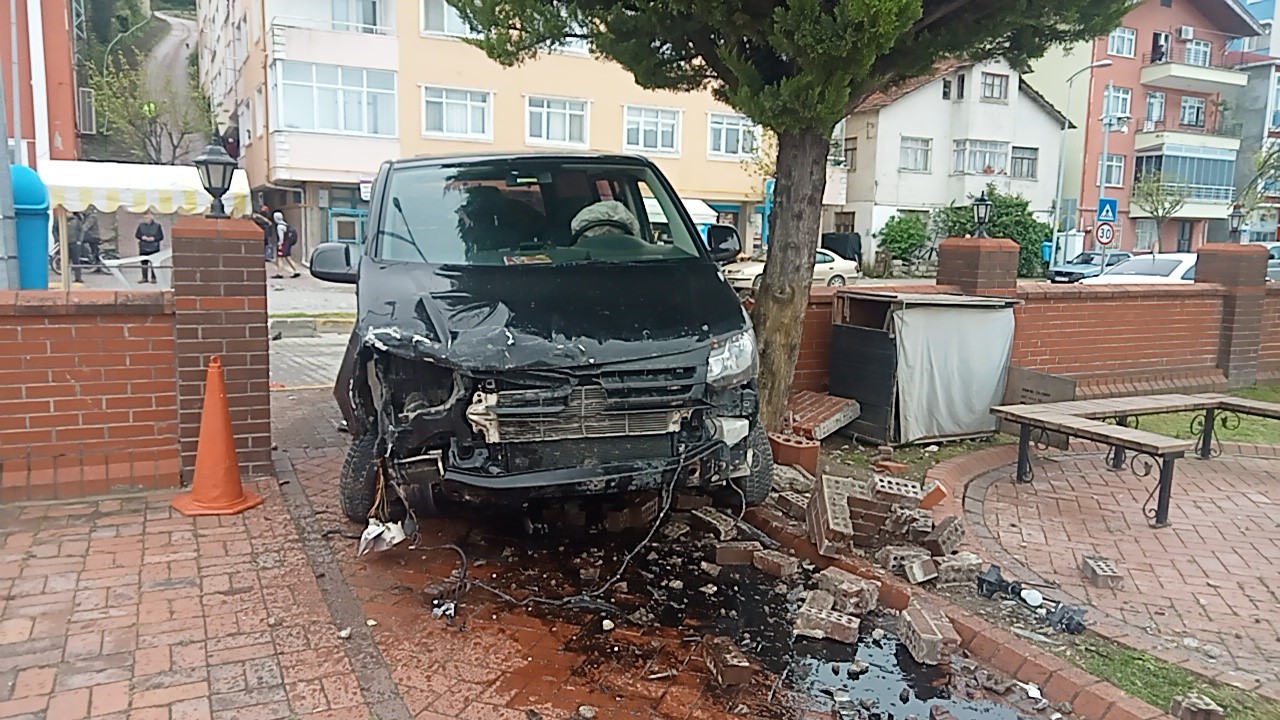 Freni boşalan minibüs ticari taksiye çarptı:2 yaralı