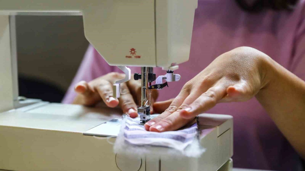 Gençlerin ilk atölye çalışmasında depremzede çocuklar için bez oyuncak