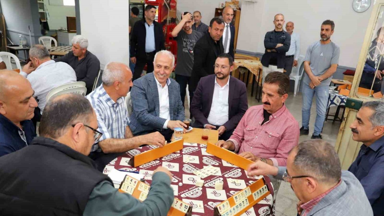 Gültak, gençlerle sohbet etti, esnafı dinledi