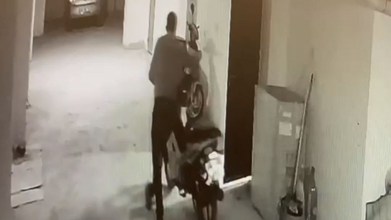 Güvenlik kamerasına yakalanan hırsız rahat tavırlarıyla dikkat çekti