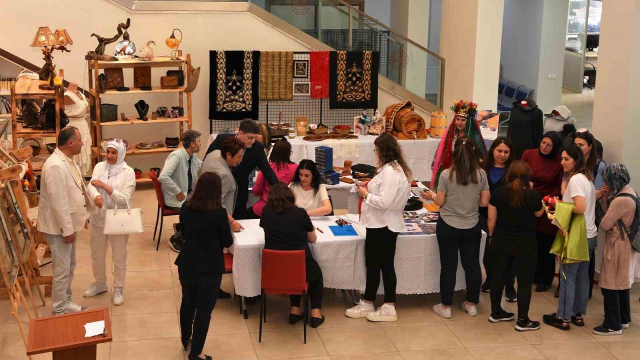 Halk eğitim kursiyerlerinin eserleri görücüye çıktı