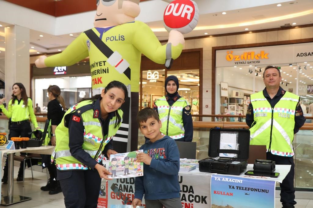Jandarma polis ekipleri trafik standı açarak bilgilendirme yaptı